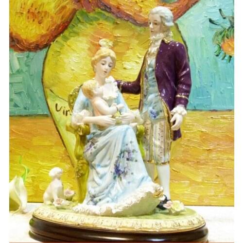 BRITISH LUXURIOUS FIGURES WARMLY DECORATED WITH CERAMICS AND CRAFTS IN THE LIVING ROOM OF A EUROPEAN-STYLE HIGH-END VILLA