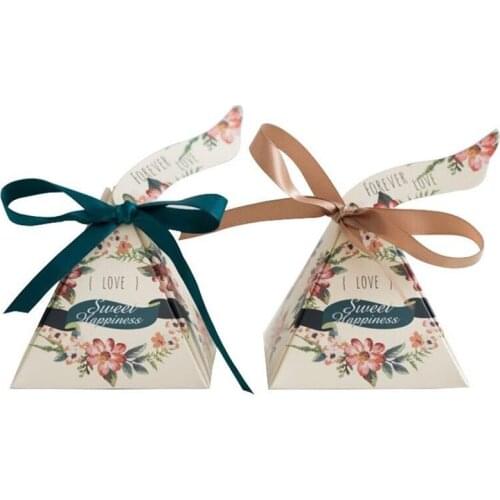 100 Pcs Green / Beige Triangular Pyramid Floral Printed Garland Wedding Favors Candy Boxes Bomboniera Party Gift Box & card