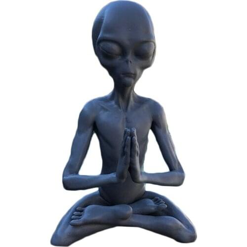 Meditative Alien Resin Ornament UFO Indoor And Outdoor Decoration Meditation Alien Garden Figurine