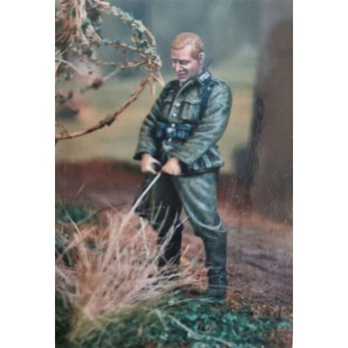 1/35 Scale German Soldier Pee Scene Miniatures Modelling Unpainted DIY Assembling Static Male Figure Resin Model Kits