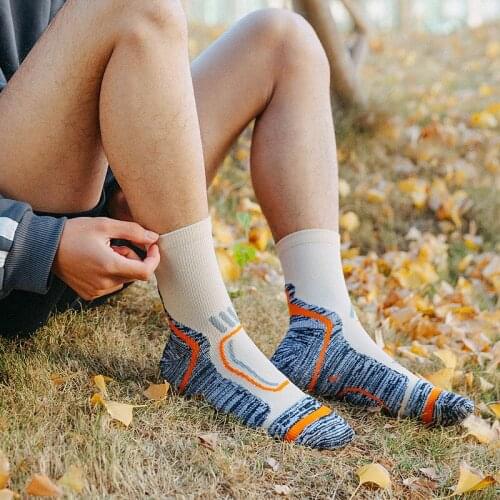 Random Mountaineering Fuzz Left And Right Foot Basketball Cycling Sport Socks Men Badminton Running Sports Socks Meia Feminina