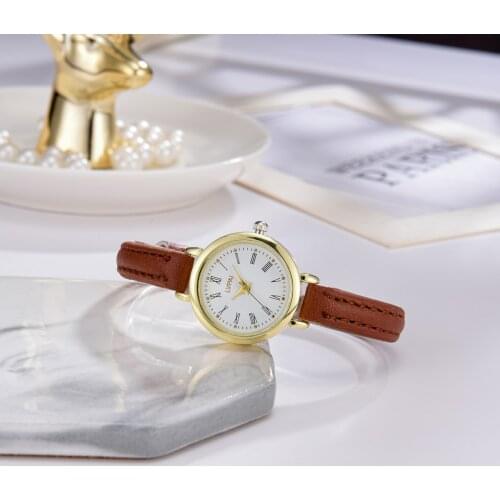 Mode Frauen Quarz Bewegung Casual Kleine und Licht Uhr Kleid Anzahl Uhr Damen Sport Quarz Armbanduhr Geschenk