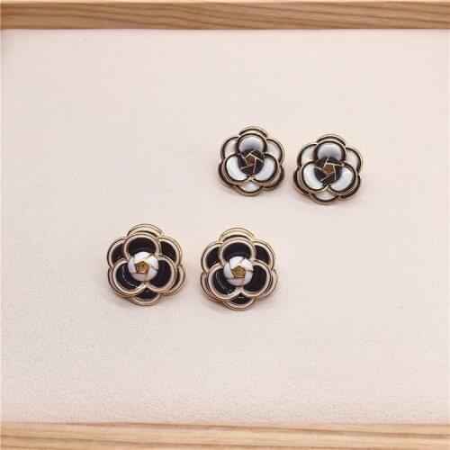 Classic Camellia Flower Earring Delicate Women Accessory Wearing Party Earring with White/Black Flower Jewelry