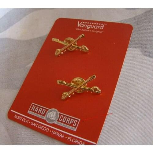TWO WW2 US ARMY CAVALRY SWORDS METAL BADGES PIN CLASSIC MILITARY military Store