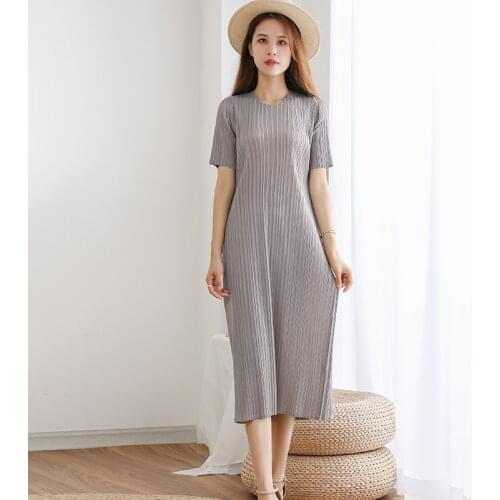 Large Size Dress Summer Elastic Miyake Pleated Round Neck Short Sleeved Solid Colour Back Unique Design Pencil Dresses Midi
