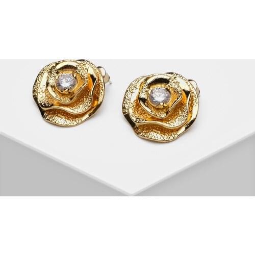 Amorita boutique Exquisite metal rose and pearl stud earrings