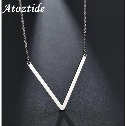 Atoztide Customize Name Initial V Letter Necklace Pendants Women Stainless Steel Engraving Words Gold Alphabet Necklace