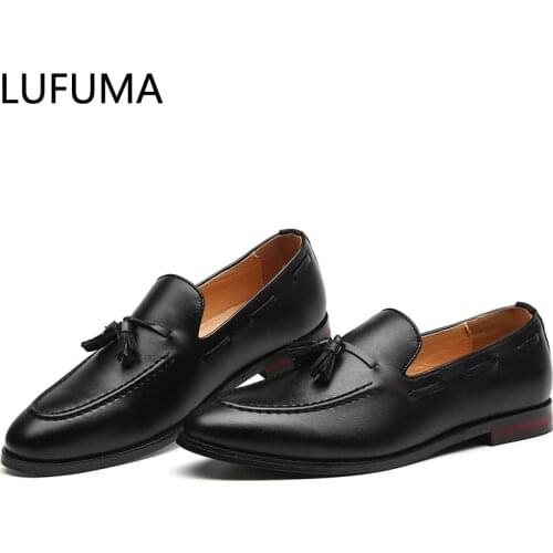 2020 New Fashion Black Bottom Leather Gentleman Fashion Stress Shoes Men Business Driving Shoes Handmade Tassel Loafers