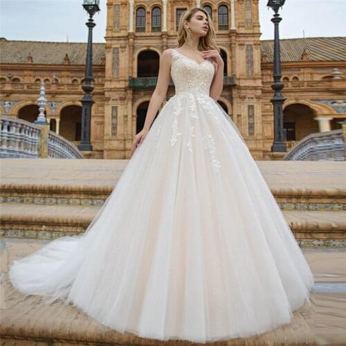 2021 V-Neck lace Appliques Ball Gown Wedding Dress Open Back Tulle Puffy Bridal Gowns Fantastic New European Bride Dress