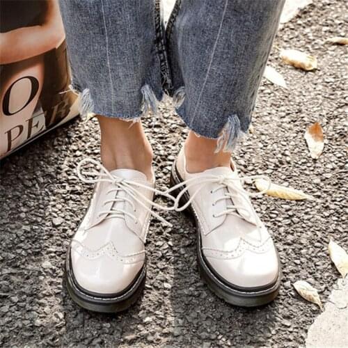 PXELENA Vintage Fretwork Wing Tip Women Brogue Shoes 2020 Spring Patent Leather Lace Up Low Heels Lady Oxfords Collegiate Shoes