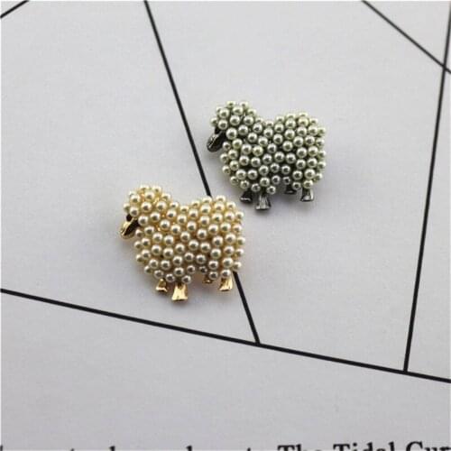 2019 New European and American retro style fashion inlaid imitation pearl cute lamb animal brooch female