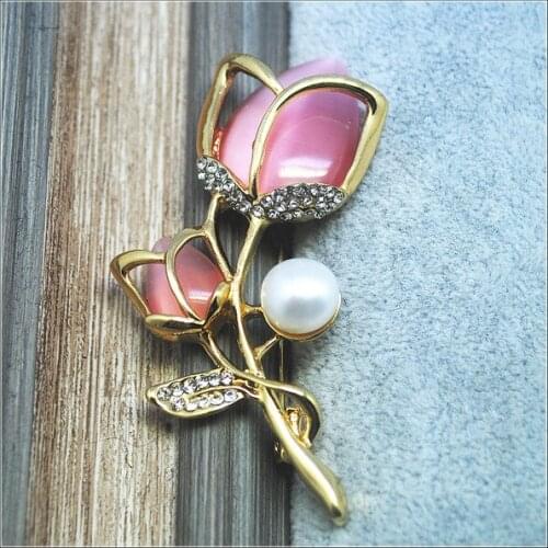 Women broochs for party or wedding wears rose flower making shape freshwater pearl with cat eye rhinestone garments clothes wear