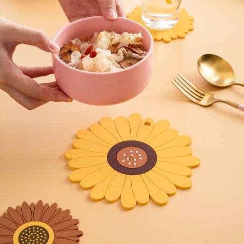 Cute Coaster Flower Shape Pvc Soft Rubber Heat Insulation Cute Small Fresh Hot Drink Holder Placemat Glass Coaster Kichen Tools