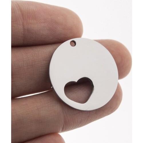 50pcs stainless steel heart in round pendant Disc charm for women female jewelry DIY Origin fashion necklaces gift