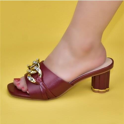 2021 Fashion Women Women Shoes Summer Square Heel Peep Toe Slipper Novelty Shallow Metal Decoration Patchwork Elegant Pumps