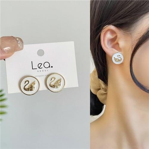 Temperament French Style Swan Clip on Earrings No Piercing Female Enamel White Round Shaped Clip Earrings Without Earholes Lady