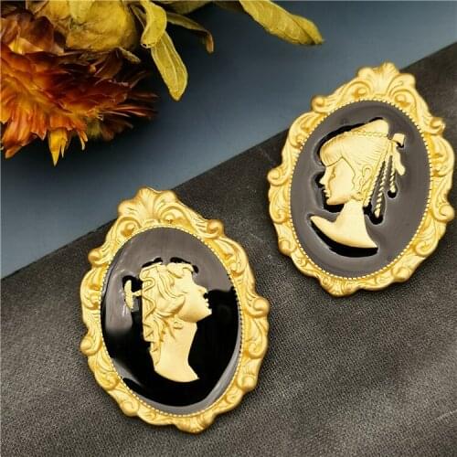 And American retro court relief Brooch alloy matte gold photo frame Pin Necklace womens sweater accessories Brooch