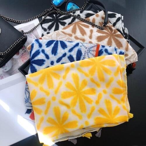 2021 Fashion Women Cotton Scarf Yellow Geometric Floral Beach Hijab Shawls and Wraps Female Foulards Echarpe Designer 180*90Cm