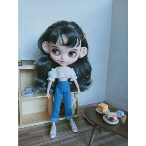 Blythes 1/6 size doll clothing goes with a stylish white off-the-shoulder chiffon bubble top and blue straight-leg jeans doll ac