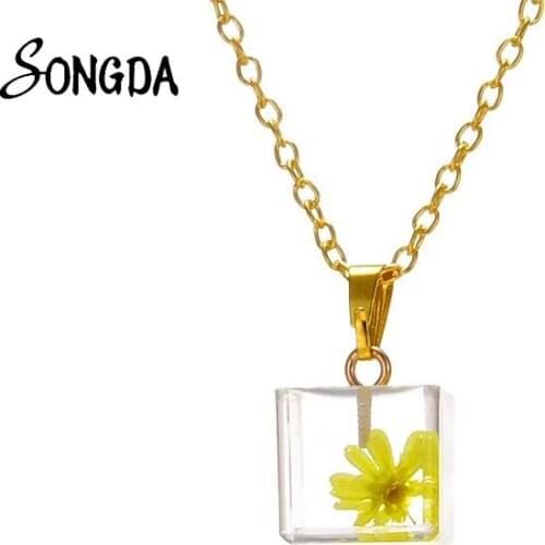 Kawaii Creative Square Necklace Elegant Transparent Glass Style Inlaid With Colorful Eternal Flower Ladies Jewelry Pendants Gift