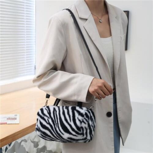 Fashion Womens Furry Clutch Bag Contrast Color Cool Girls Fashion Messenger Shoulder Bag Ladies Autumn Winter Exquisite Handbag