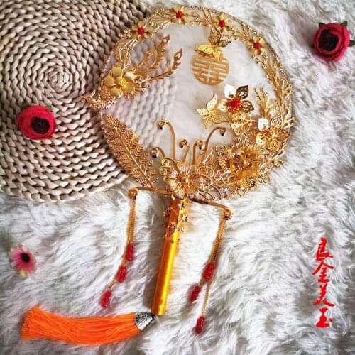 Chinese bride holding flowers round fan of classical fan hand