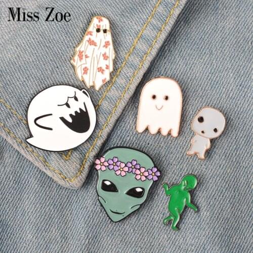 Ghost Alien enamel pin Cute Boo Ghost monster Wreath alien baby badge brooch Lapel pin Denim Jean shirt bag Cartoon Jewelry Gift