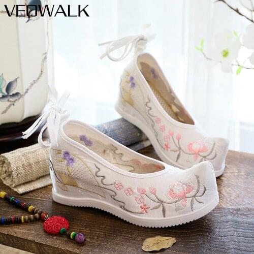 Veowalk Vintage Chinese Style Women Flock Cotton Fabric Pointy Hanfu Shoes Hidden Platforms Elegant Ladies Embroidered Sneakers