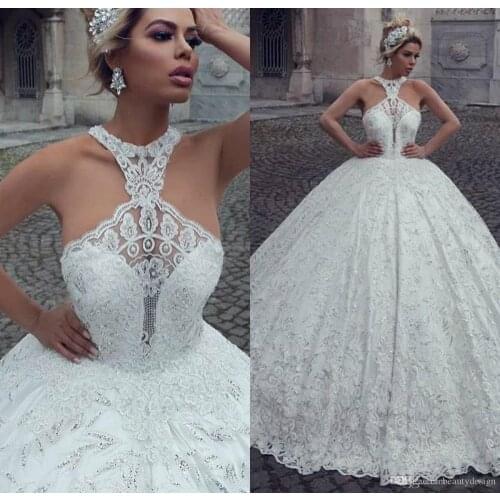 Luxury Ball Gown Wedding Dresses Halter Lace Appliqued Beaded Sweep Train Brides Dress Custom Made Country Bridal Gowns