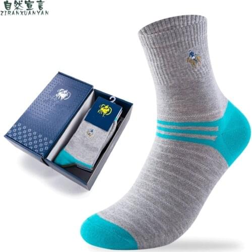 2020 mens casual striped gift socks solid color cotton socks deodorant breathable mens socks 5 pairs of beautiful boxed