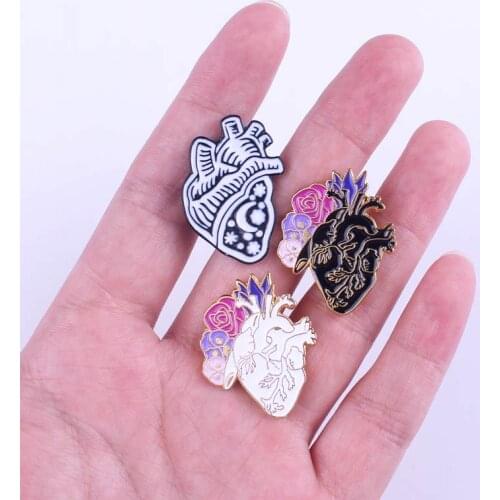 Black And White Flower Heart Metal Badges On Clothes Pins Brooch Collar Pin Badges On A Backpack Jewelry Accessories DIY Badge