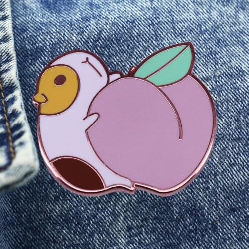 Funny Guinea pig Carrying Peach Brooch Metal Enamel Lapel Badge Collect Denim Jacket Backpack Pin Children Fashion Jewelry Gifts