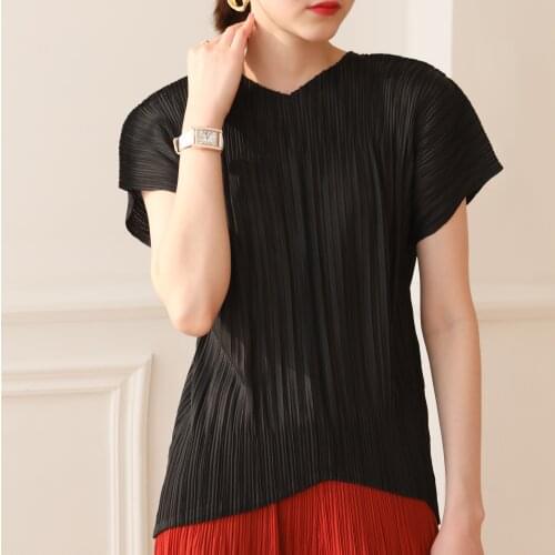 The manufacturer directly supplies 2021 summer Miyake drapery INS style basic V-neck sleeveless vintage high-end T shirt