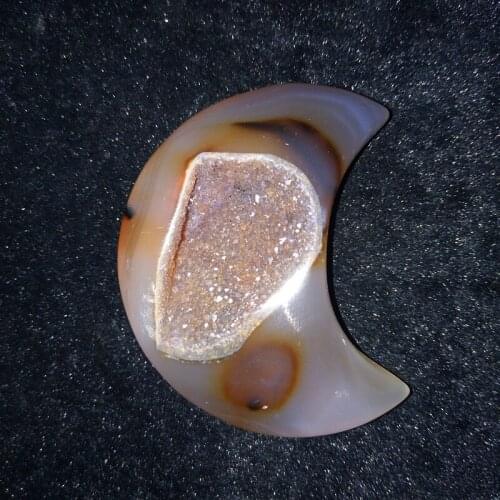 A Natural stones and crystals cristal tThe shape of the moon agate crystal cluster home decor palm stone very beautifulThe