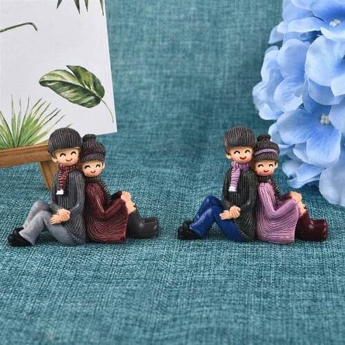 1 Pcs Creative Back To Back Lovers Couple Resin Ornaments Moss Micro Landscape Miniatures Garden Wedding Decoration