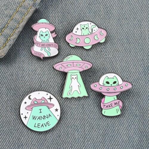 'Escape Here' Alien Cat Enamel Pins Funny UFO Brooch Lapel Badge Cartoon Science Fiction Jewelry Gift for Kids Friends Wholesale