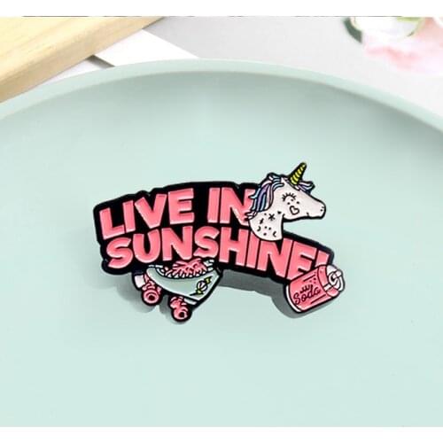 Fashion Cute Animal brooch pins Horse Rainbow fly Horse LIVE IN SUNSHINE Brooches Matel Lapel Shirt Badge Jewelry Special Gifts