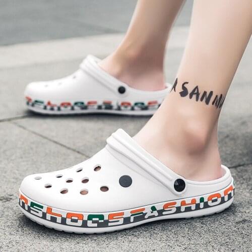 2021 Hot Sale Brand Clogs Men Sandals Casual Shoes EVA Lightweight Sandles Unisex Colorful Shoes for Summer Beach Zapatos Hombre