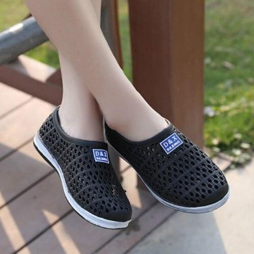 2020 New Fashion Men Sandals Summer Hole Shoes Platform Rubber Clogs For Men EVA Garden Shoes Non Slides Beach Flat Size 40-45