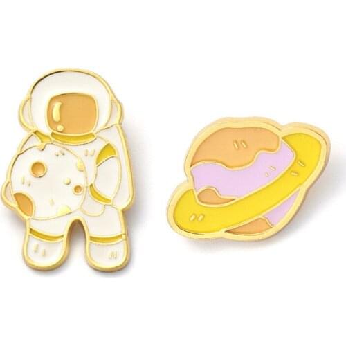 HOSENG Luminous Gifts For Children in Science Museum Kindergarten Fluorescent Astronaut Planet Brooch HS_118
