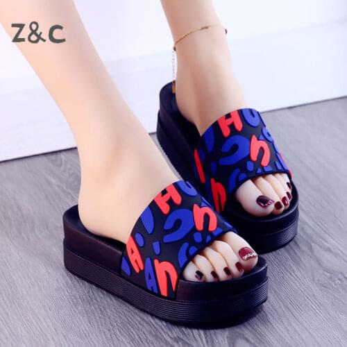 Slippers for Womens Home wear 2020 Summer New Letter Thick Bottom Sandals Ersatile Medium Heel Sequins Fashion Girls Shoes