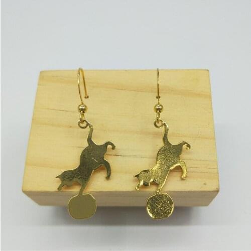 Lovely Playing Cat earring for Women Girl Tinny Pussy Kitten with Ball Design earring Statement Jewelry Gift