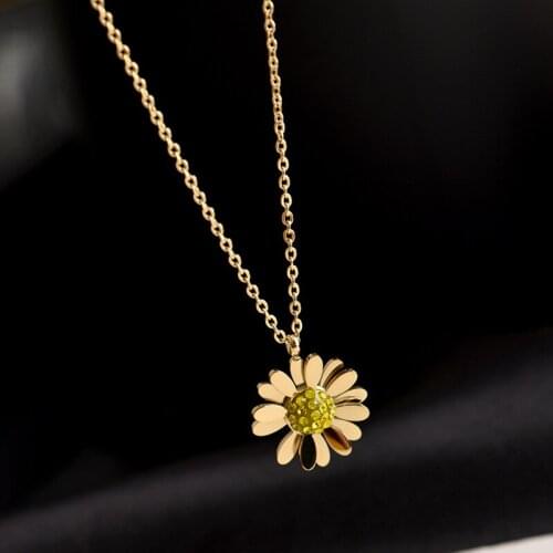 2020 Wholesale Trendy Daisy Flower Pendant Choker Stainless Steel Necklace for Women Gold Metal Texture Rhinestone Necklace