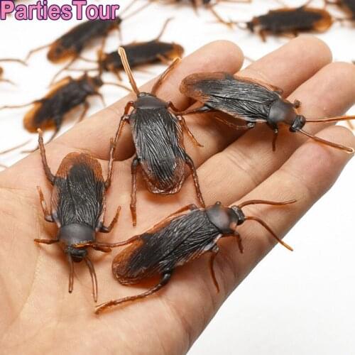 50pcs Fake Roach Prank Plastic Cockroach Bugs for Halloween Fake Cockroaches with Realistic Look Kids Halloween Party Decortion