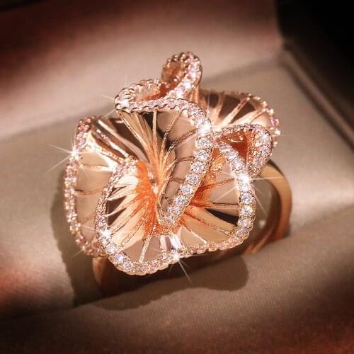 Big High-end Crisscross Wave Flower Design Ring for Women Wedding Rose Gold Ring Blend Party Jewelry Trend New Holiday Gift