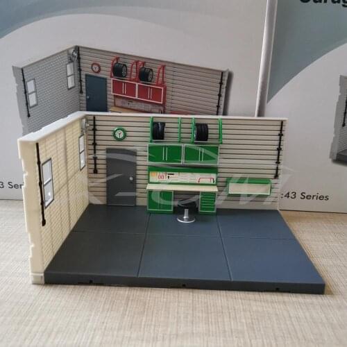 Plastic Car Model Repair Garage Scene (Green) 1:43