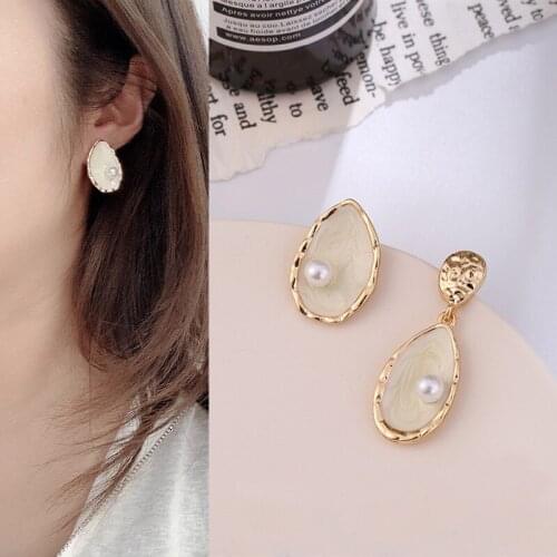 Cute Asymmetrical Alloy Shell Pearl Pendant Earrings 2021 Trend New Arrival Korean Fashion Drop Earrings for Women Girls Teens