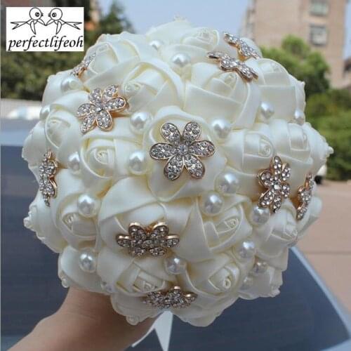 Perfectlifeoh Wedding holding flowers new handmade pearl jewelry hardware hand holding the bride holding flowers
