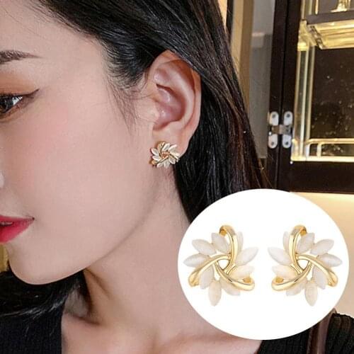 Flower Shape Elegant Exquisite Women Earrings Exquisite Alloy Circle Chic Ear Studs Classic Jewelry Hoop Earrings Gift for Girl