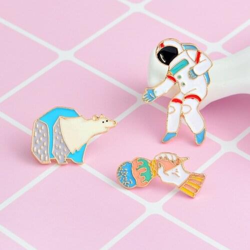 Cartoon enamel brooch origami crane microphone bear pilot pilot drip alloy brooch simple fashion denim shirt collar pin Jewelry